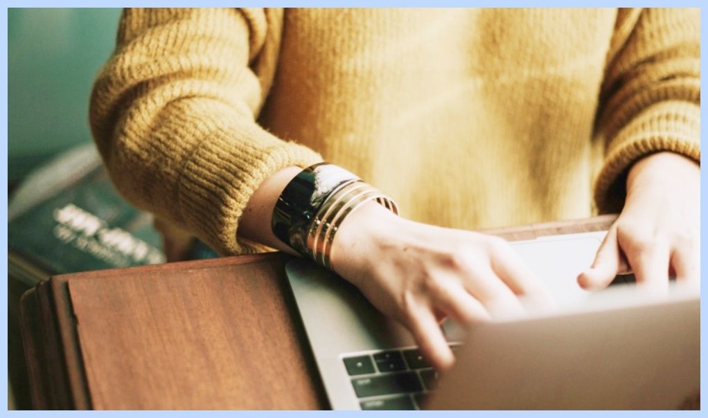 노트북하는 남자 사람 손