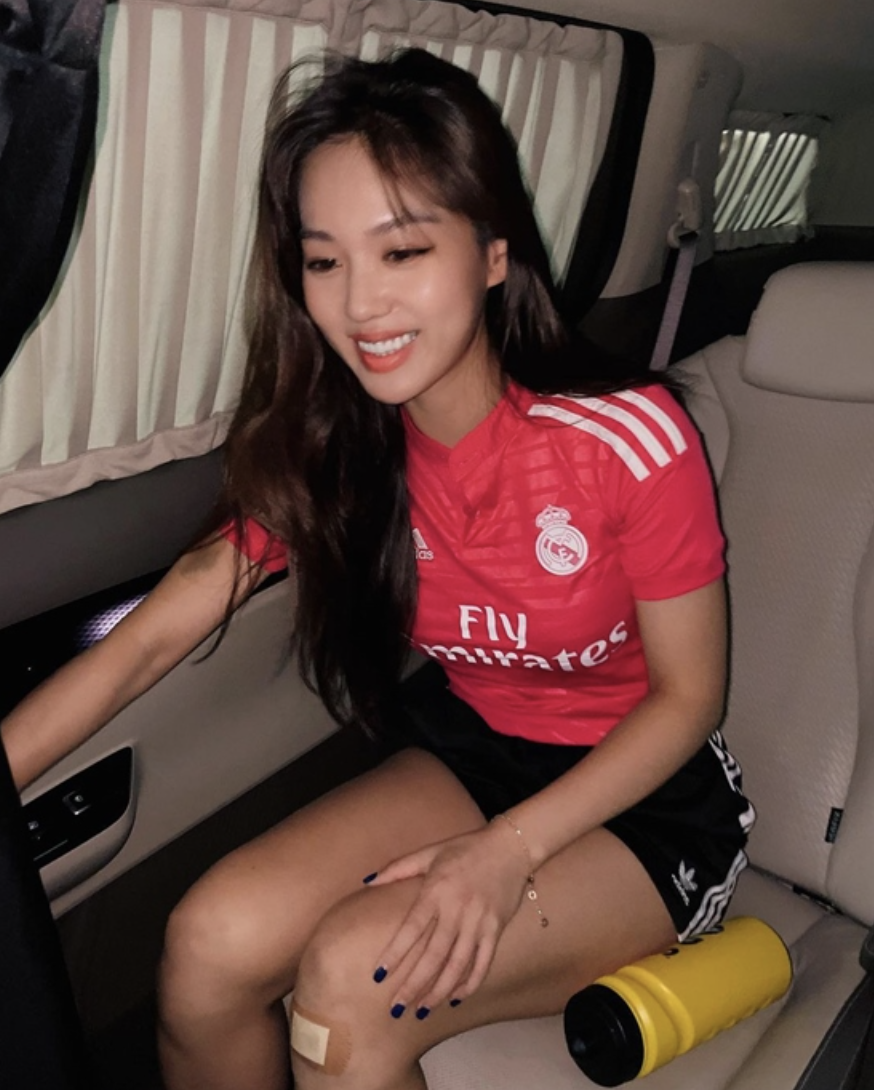 김희정 축구 유니폼 착샷