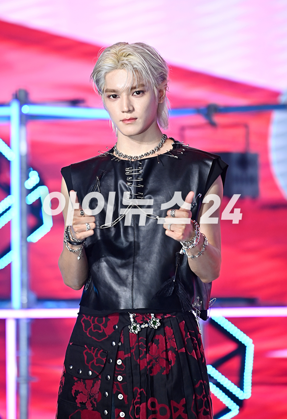 >NCT 멤버 태용이 5일 오후 서울 강남구 논현동 SJ쿤스트할레에서 열린 첫 번째 미니앨범 'SHALALA (샤랼라) 발매 기념 미디어 쇼케이스에서 타이틀곡 '샤랼라' 무대를 선보이고 있다. [사진=곽영래 기자]