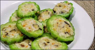 여주에 고기 속을 채운 요리