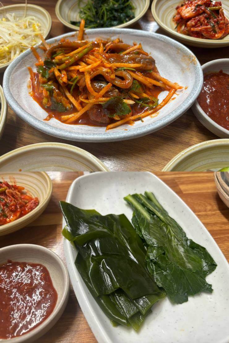 위 사진은 멸치회무침사진이다. 무와 멸치회, 미나리가 빨간양념에 무쳐서 하얀 접시에 담겨져있다.
멸치회무침 주변으로 콩나물, 참나물 반찬이 보인다.
아래 사진은 긴 접기 위에 다시마와 케일이 담겨져있는 사진이다. 다시마 옆에 빨간 갈치속젓이 있다.