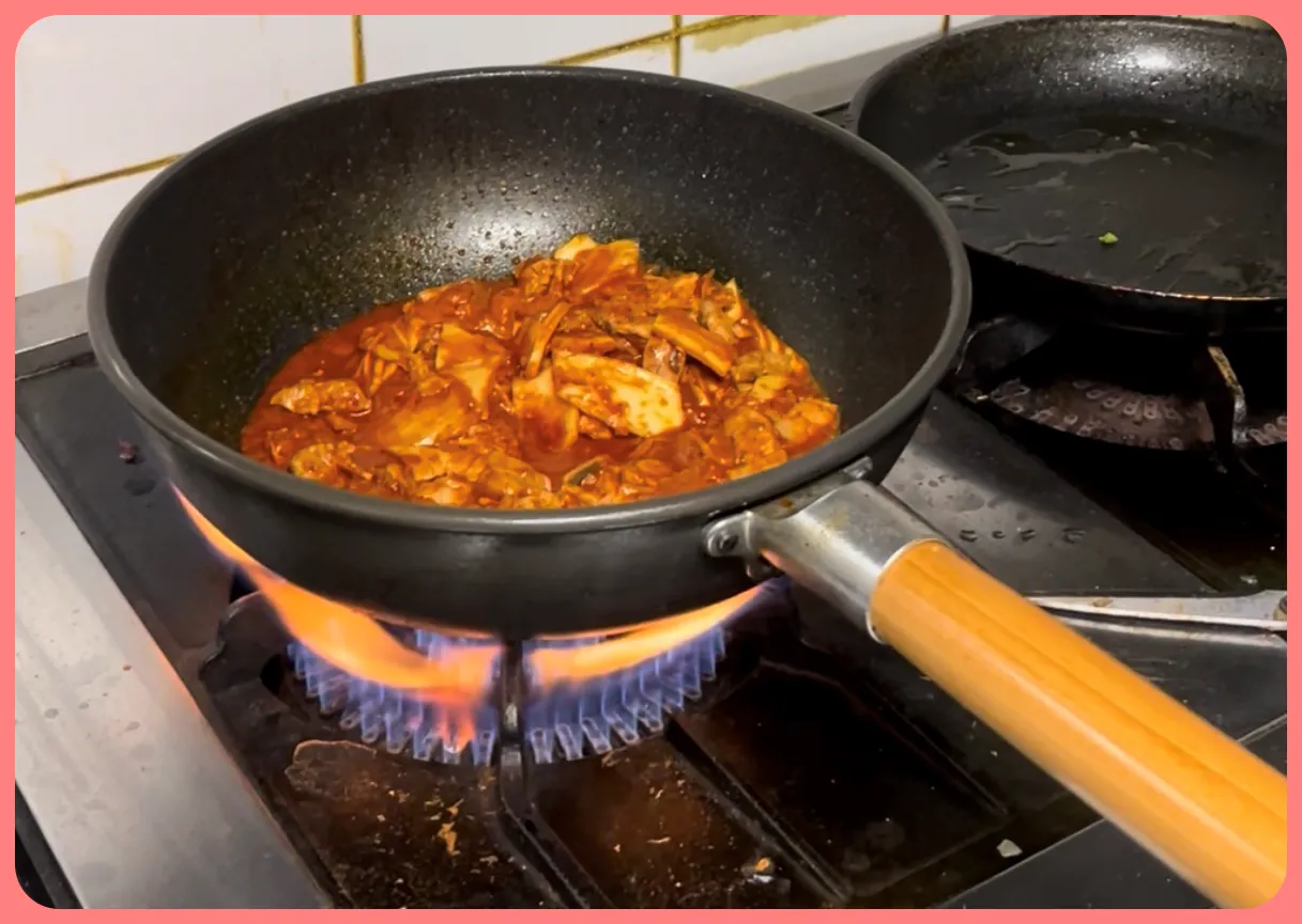 돼지-김치-구이-조리하는-사진