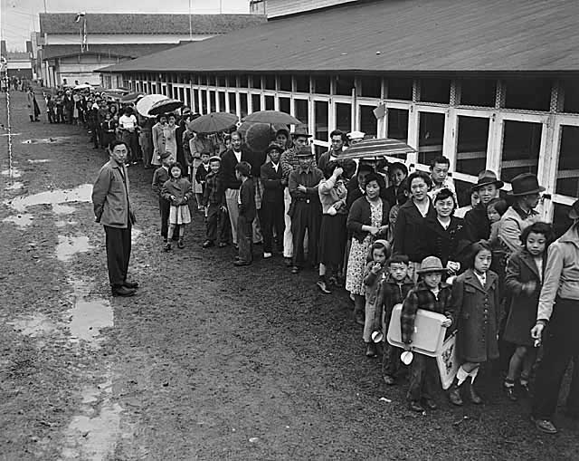 워싱턴주 퓨알럽 인근 캠프 하모니 수용소 밖 태평양 북서부의 일본 거주자들의 행렬