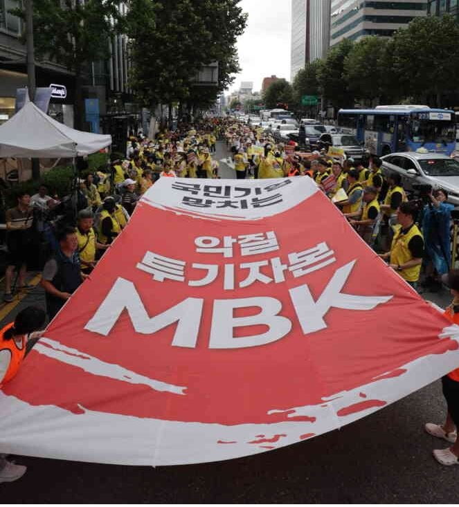 마트산업노동조합 홈플러스지부가 8월 22일 MBK파트너스 본사가 위치한 서울 광화문 D타워 앞에서 홈플러스 익스프레스 매각 시도에 반대하는 집회를 열었다