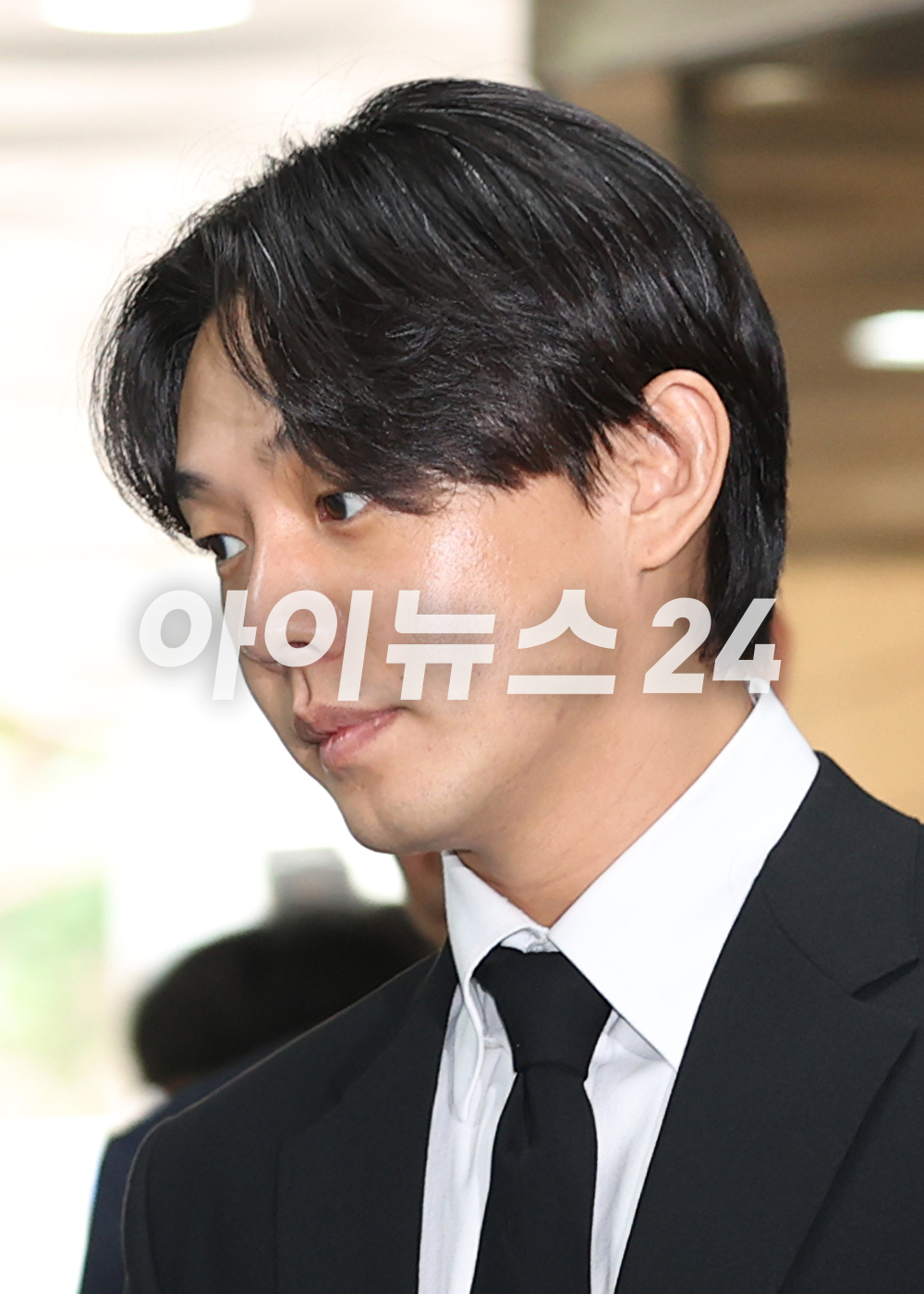 &#39;상습 마약 투약&#39; 혐의를 받는 배우 유아인(38·본명 엄홍식)이 24일 오전 서울중앙지방법원에 구속 전 피의자 심문(영장실질심사)을 받기위해 입장하고 있다. [사진=정소희 기자]