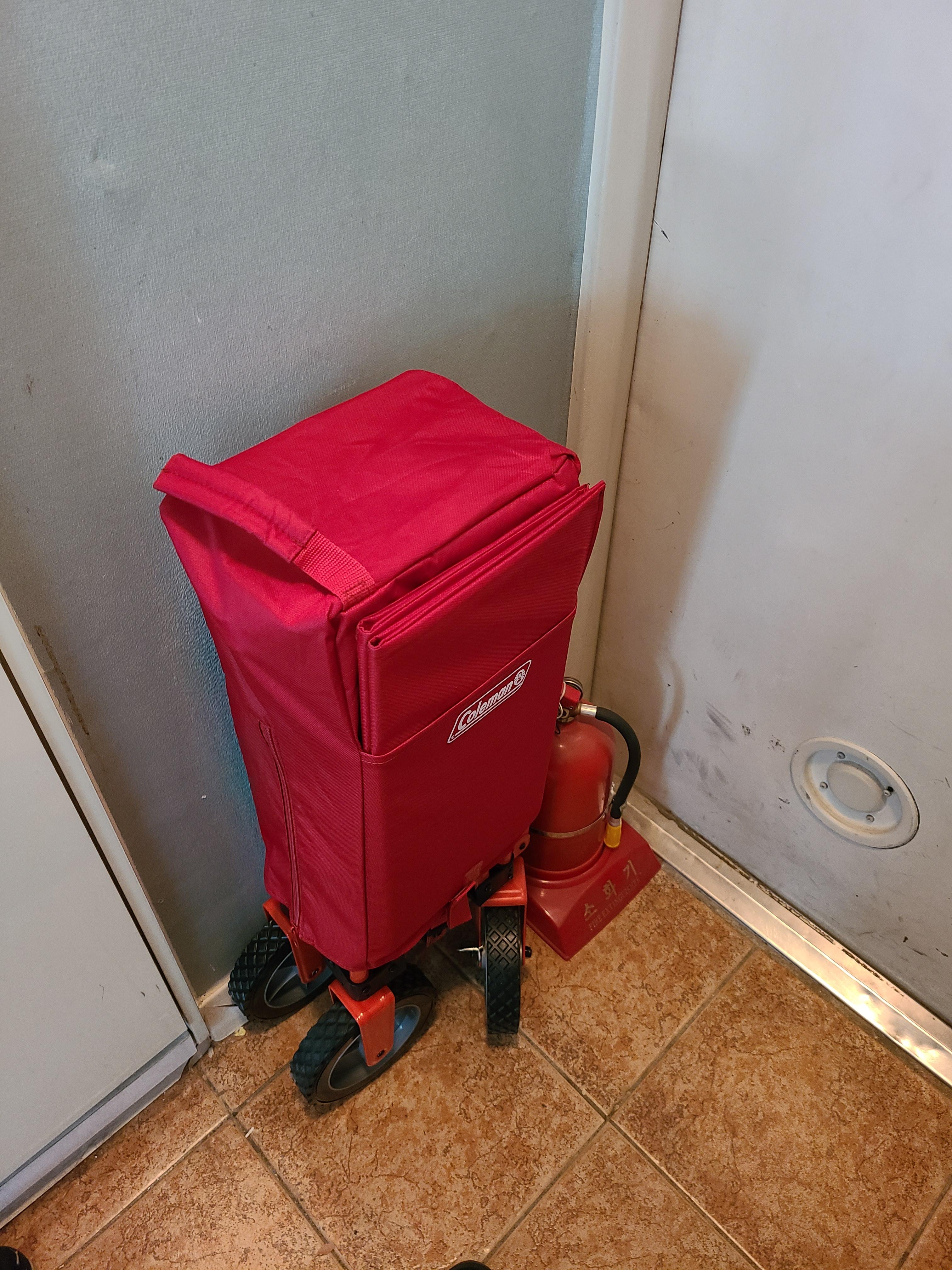 현관앞 콜맨 아웃도어 웨건 놓인 사진