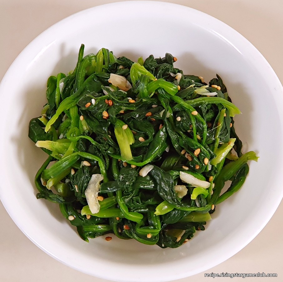 시금치나물 무침을 맛보기 위해서 접시에 담아 놓은 사진