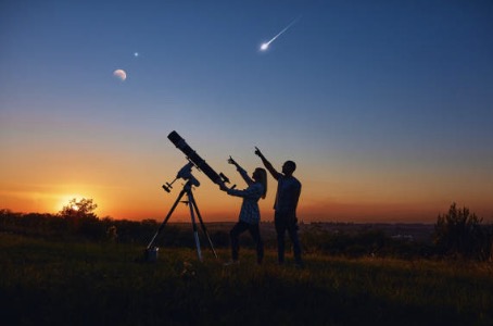 별이 빛나는 밤하늘의 별똥별