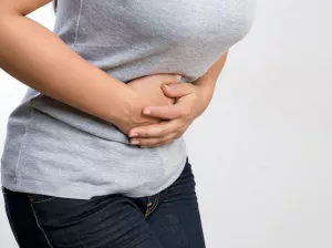 배가 아픈 여자 자세