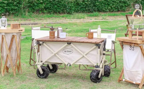 웨건에 상판을 올려 테이블로 사용하는 모습