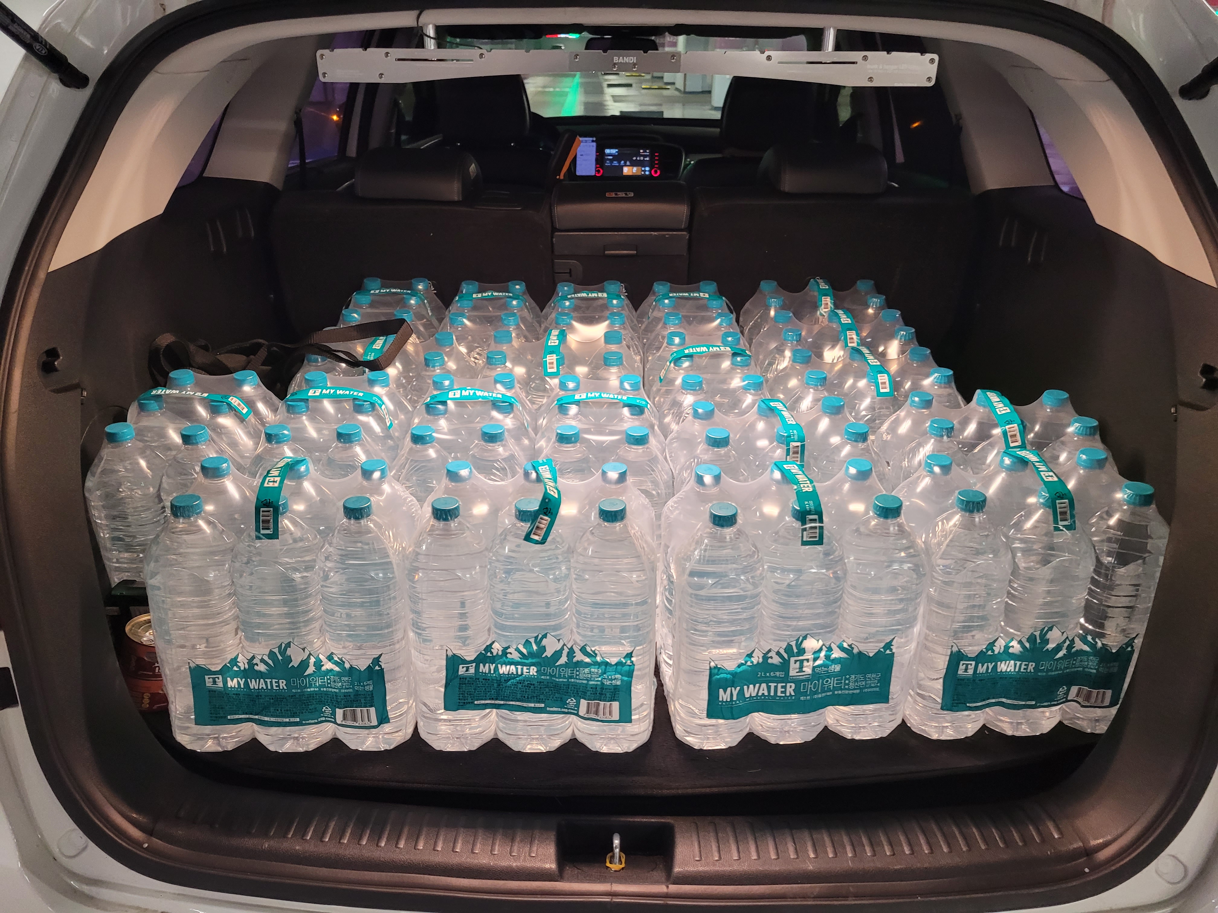 suv 트렁크 생수