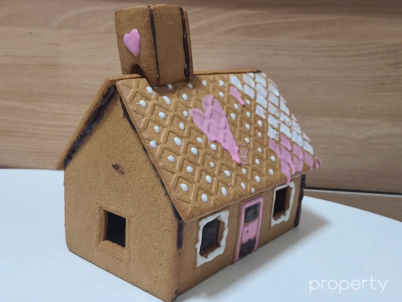 이케아-과자집-완성-지붕에핑크색하트-화이트도트무늬-굴뚝에핑크색하트-창틀은흰색-문은핑크색으로꾸며진모습