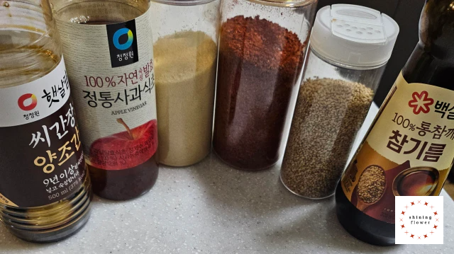 왼쪽부터 진간장-식초-자일로스설탕-고춧가루-통깨-참기름