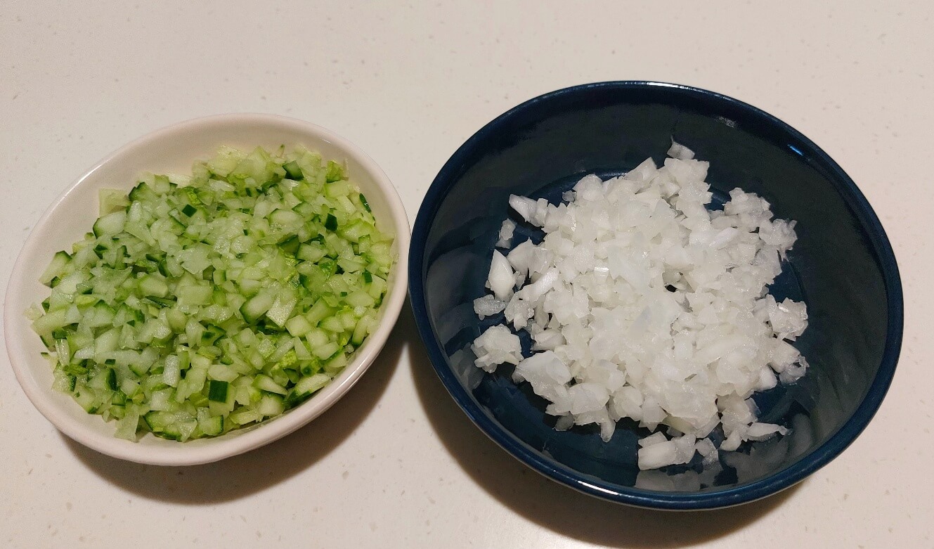 다진 오이와 양파