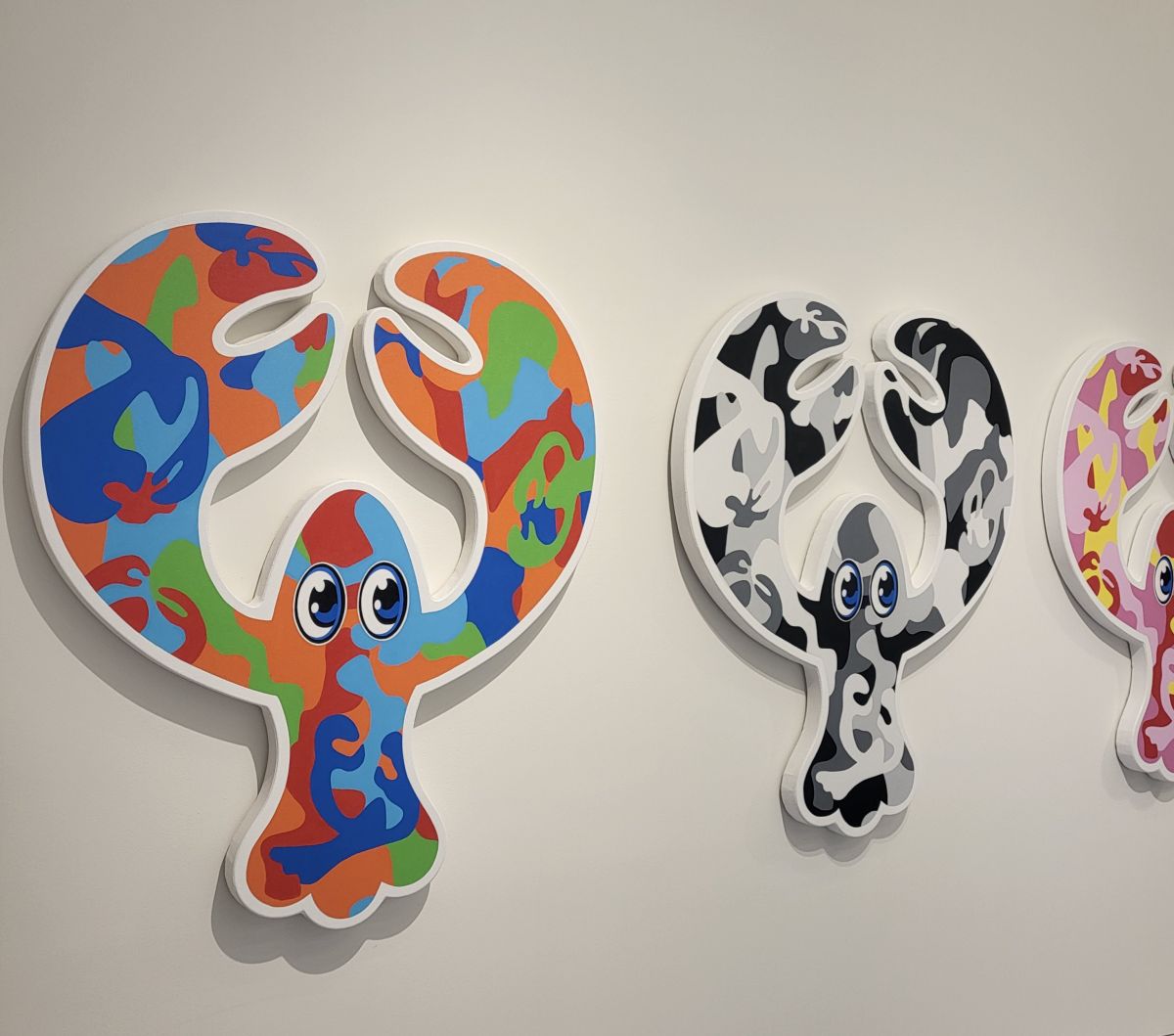 넥스트-뮤지엄에-전시되어-있는-벽면-전시품