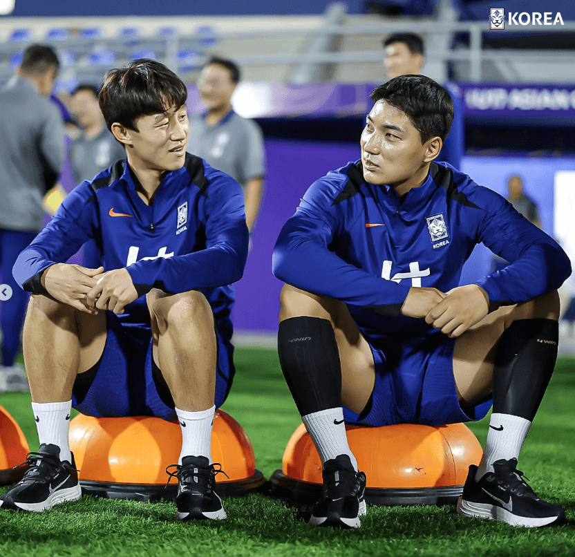 쿠웨이트전 무료 중계 경기 일정과 관련하여 대화중인 대표팀 선수들