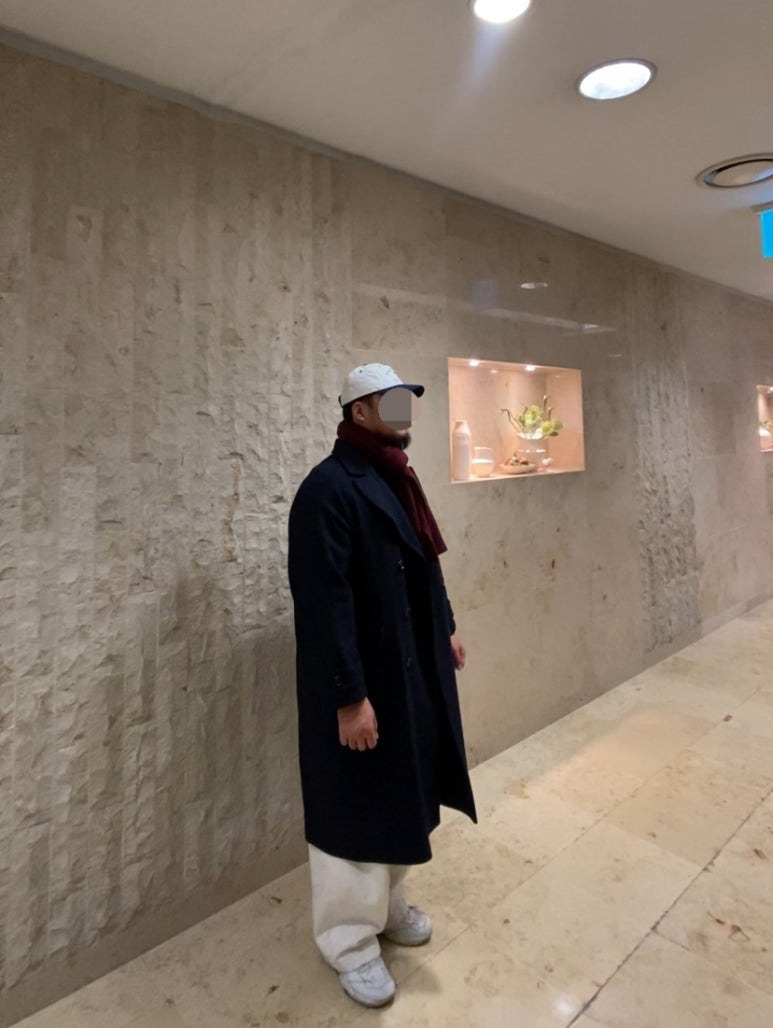 데일리룩('25. 11. 28.)조이스베케이션 투톤 볼캡 야구모자, 리끌로우 울터치머플러 목도리, 그레이휴 더블브레스티드 롱코트, 무신사스탠다드 벌룬팬츠, 뉴발란스 스니커즈 화이트