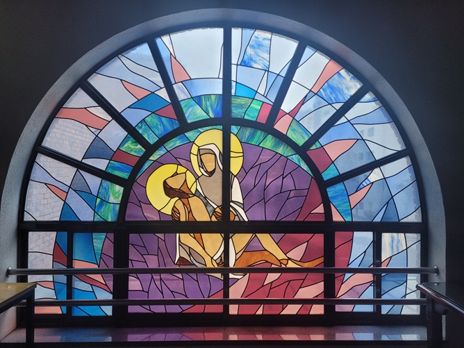 사진은 서울 흑석동성당 내부에 있는 스테인드글라스 사진입니다. 기억이 확실치는 않지만, 제가 알기로는 남용우 마리아 선생님의 작품으로 기억합니다.