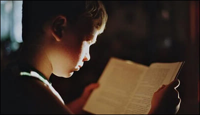 책을 읽고 있는 소년