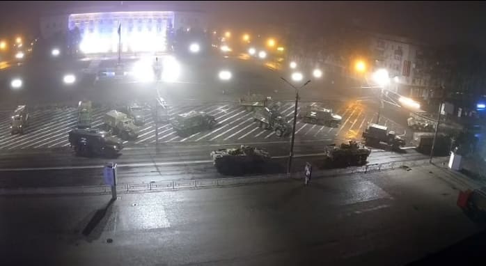 점점 좁혀져 들어오는 러시아 군의 강공...헤르손시 장악 VIDEO: Tanks roll through Kherson after city falls to Russian forces