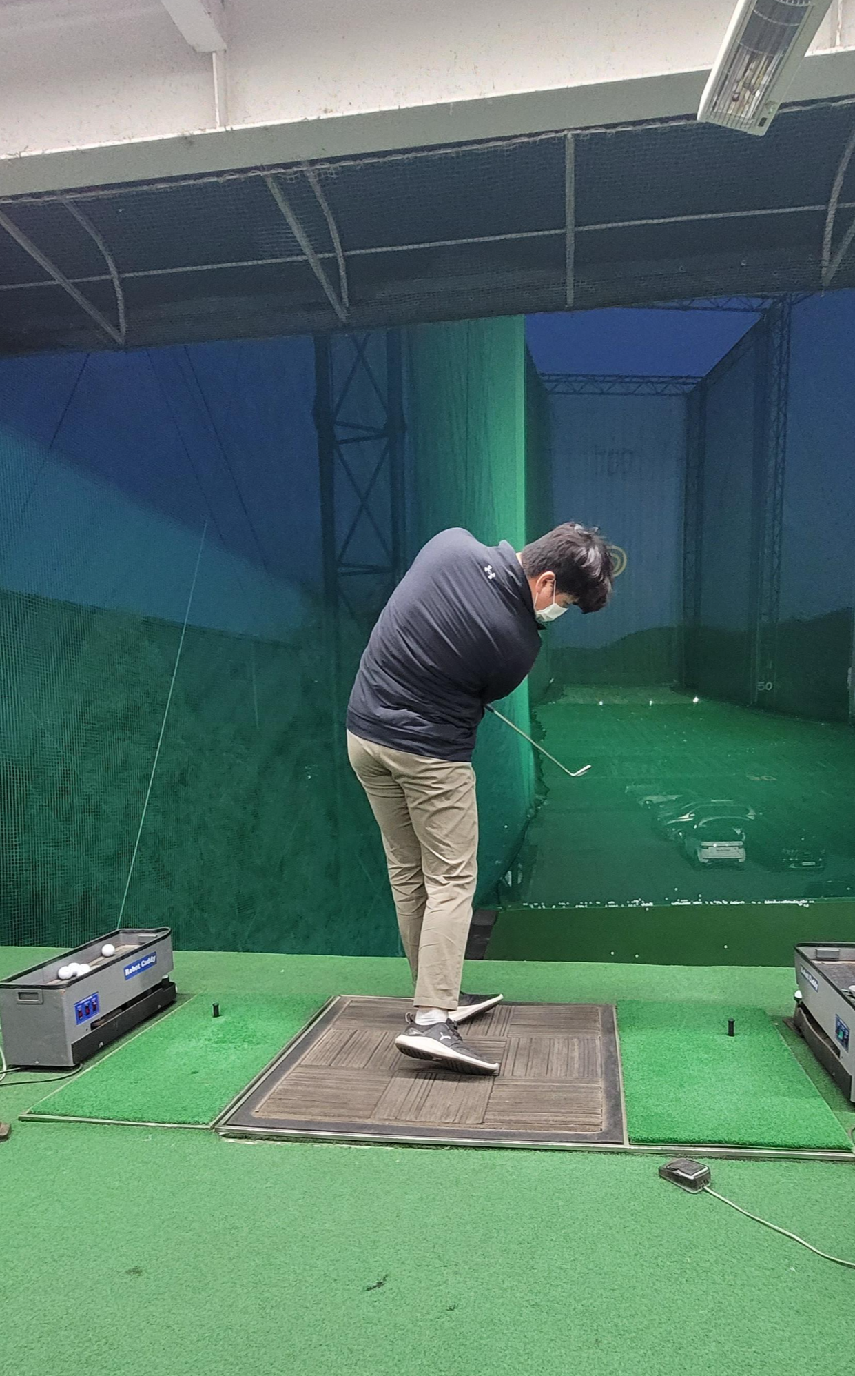 몸 앞쪽 카메라 각도로 찍은 골프 측면 스윙 사진