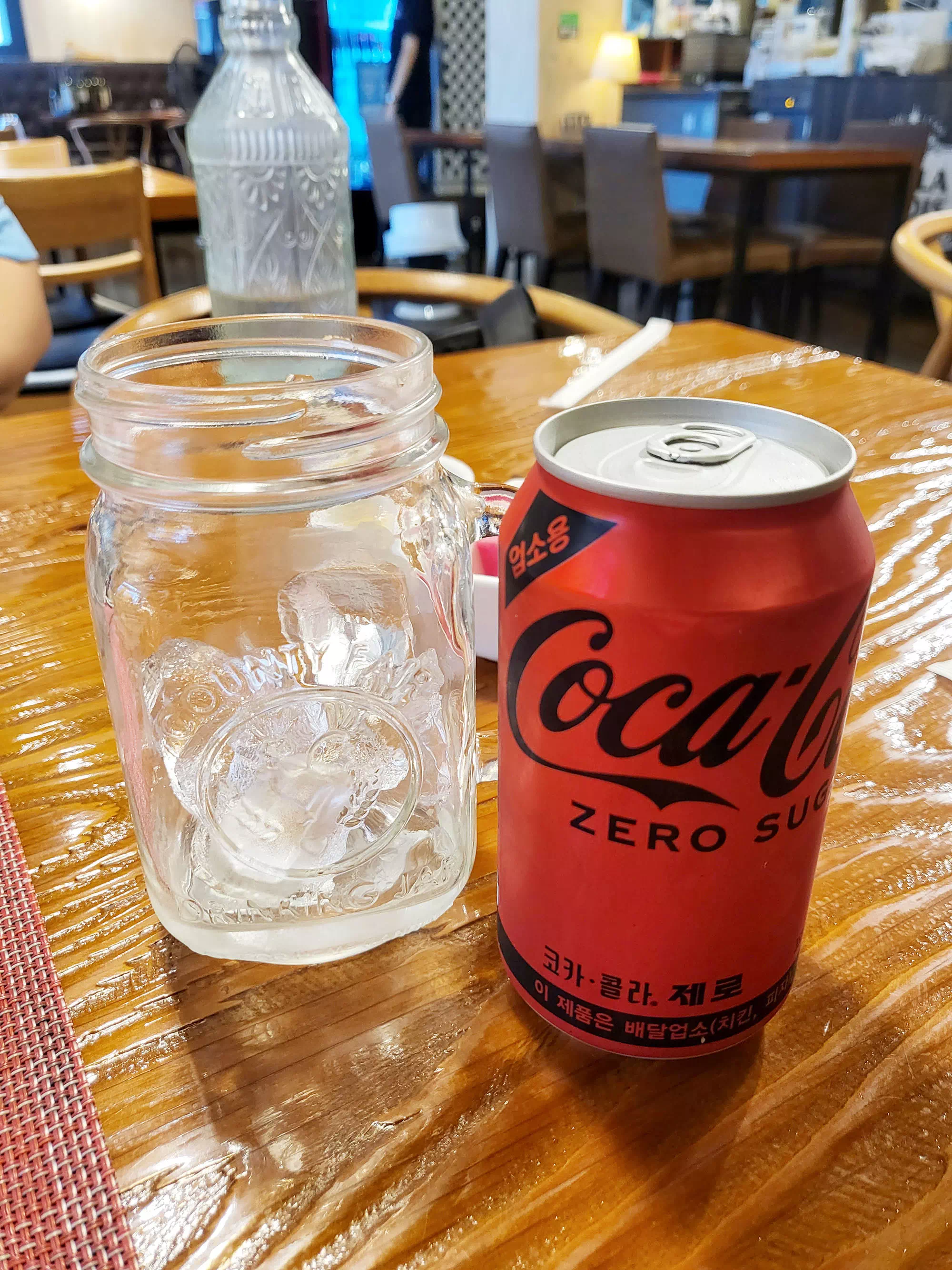 제로콜라 캔과 컵