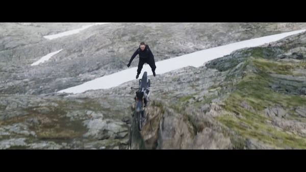 절벽에서-뛰어-내리는-톰