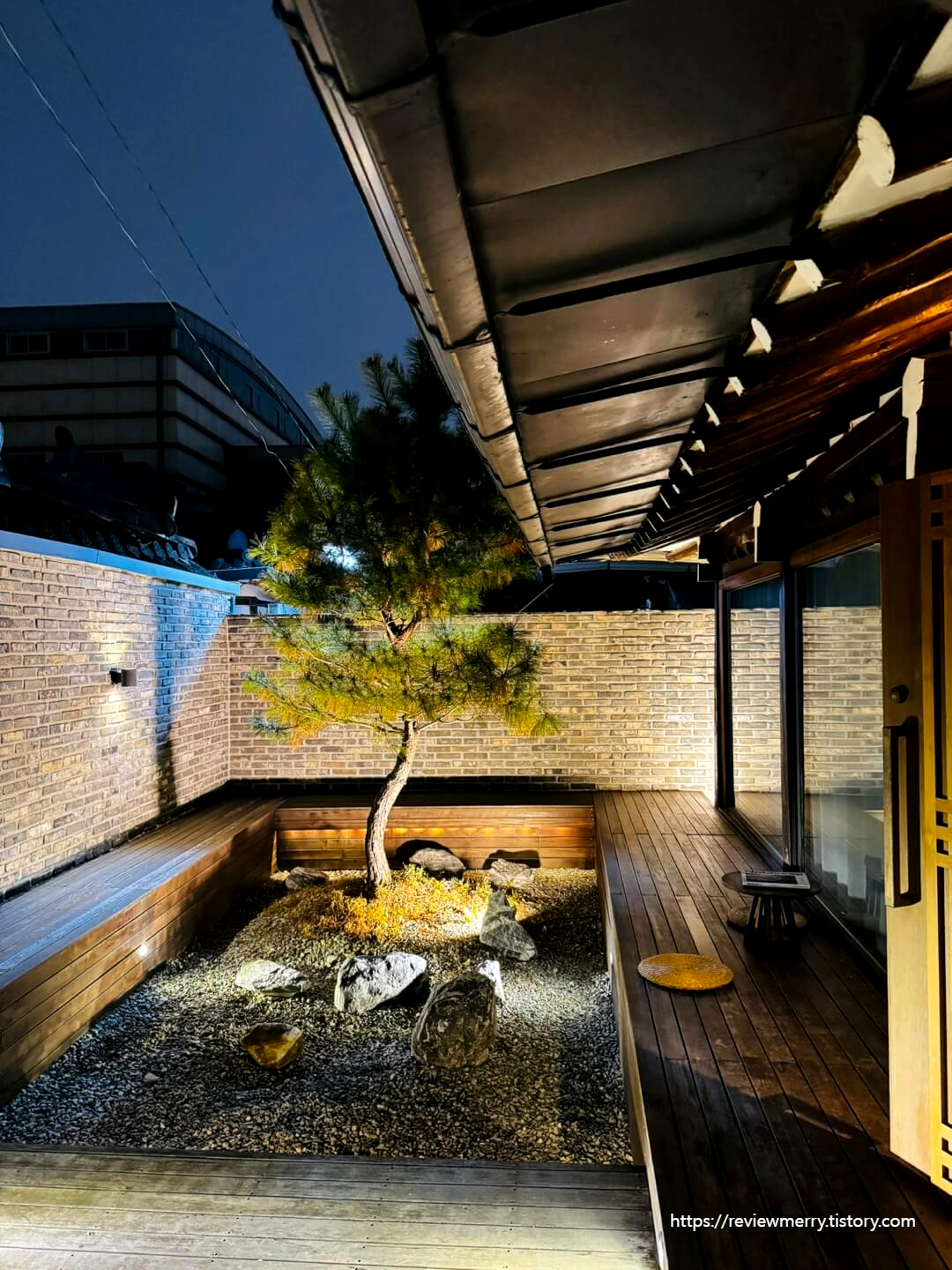 야간에 본 마당