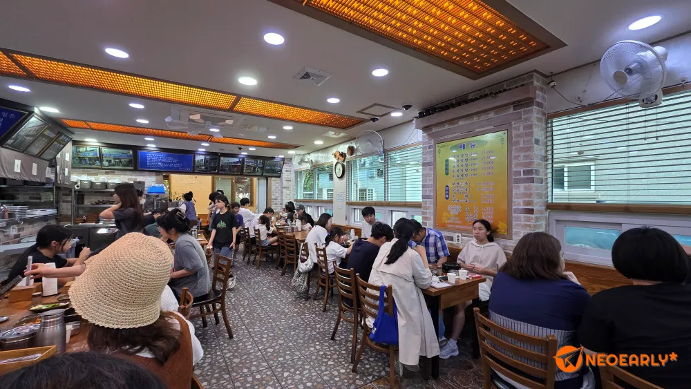 손님으로 꽉찬 식당 내부