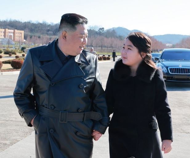 손잡고걷는김정은부녀