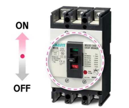 배선용 차단기 과전류 차단 시 레버위치가 중앙에 있습니다.