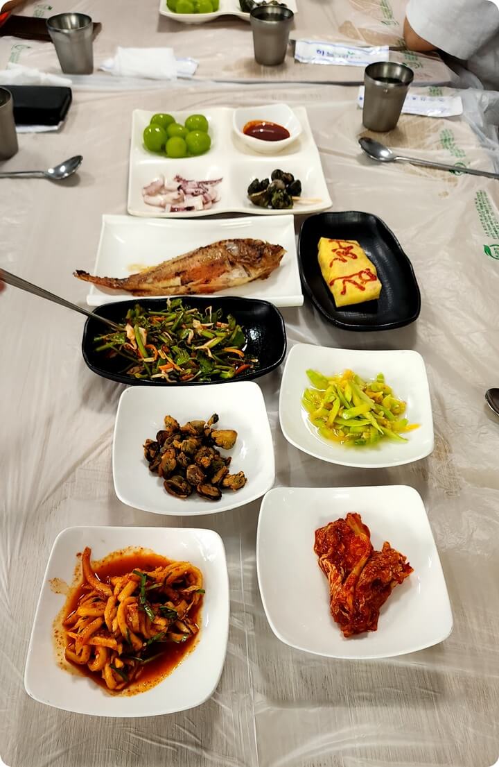 식탁위의 반찬들