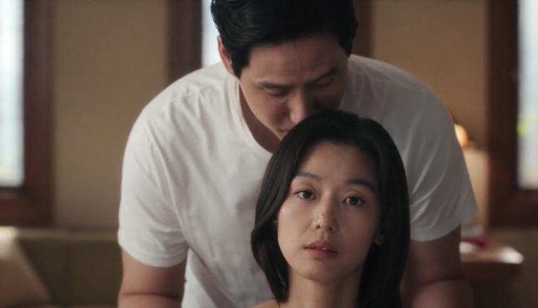 전지현이 앉아서 앞을 보는 모습