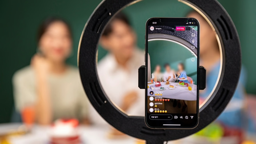 먹방 콘텐츠를 미끼로 상인 100여 명을 속여