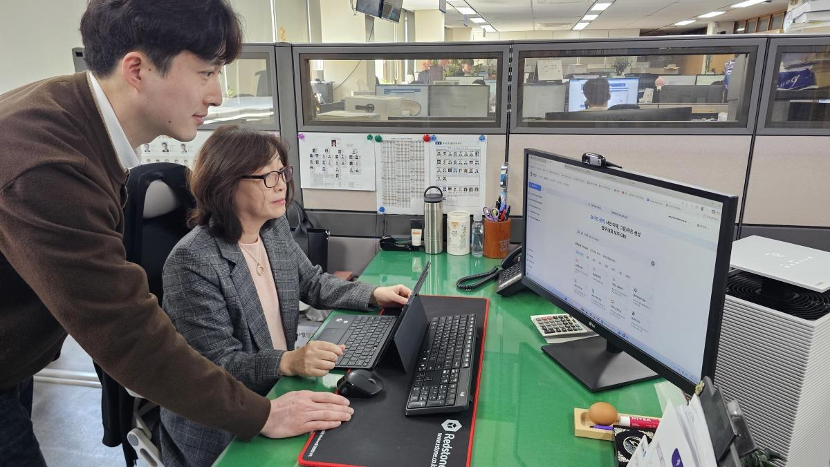 ai로 업무용 프롬프트 작성하는 모습