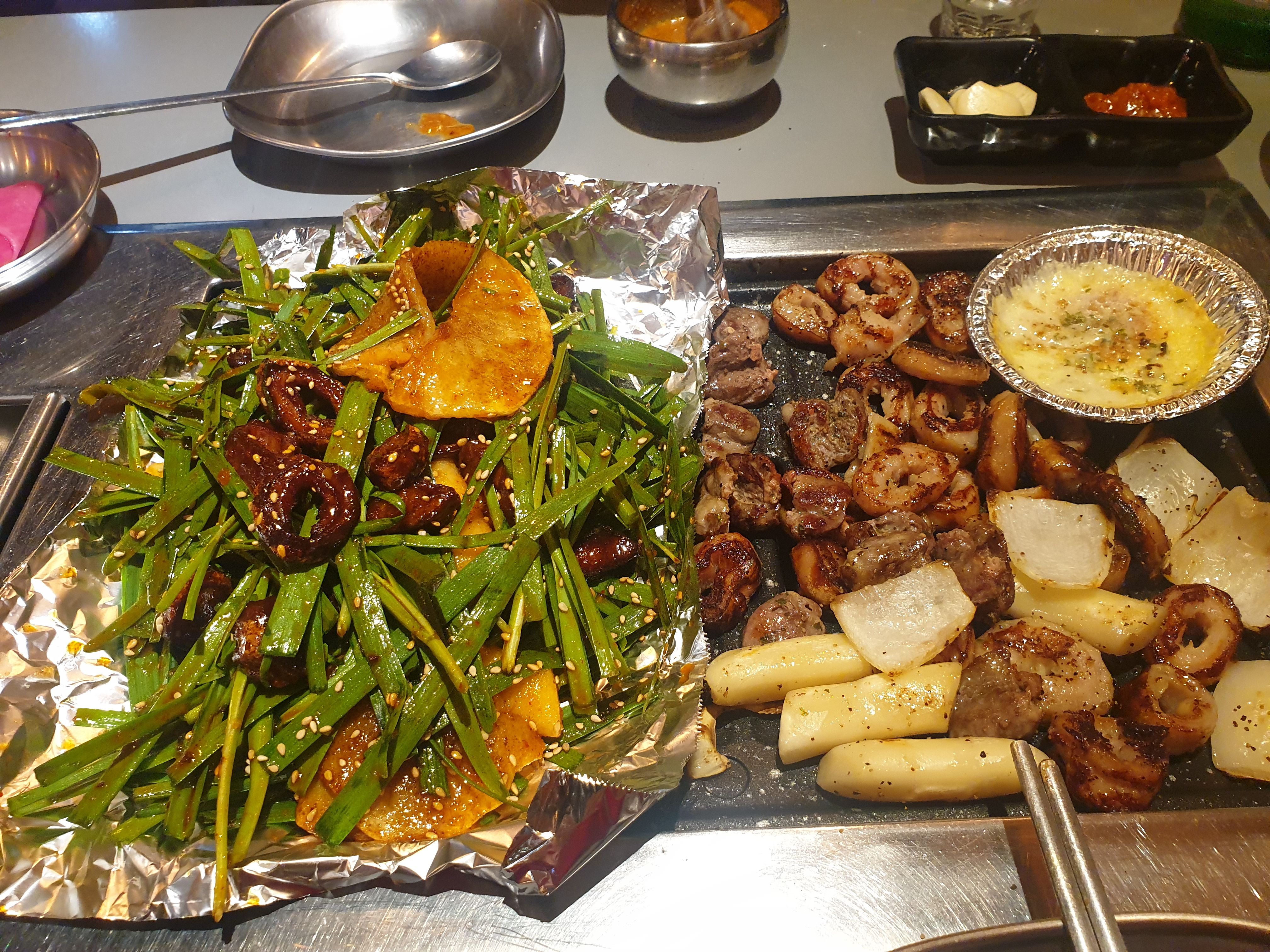 불판위의 부추와 갖은양념된 막장