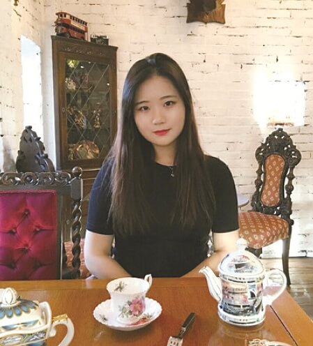 어느 카페에서 찍은 정면 바라보는 사진