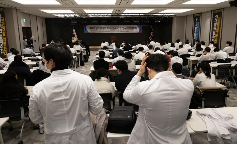 갈등을 해결하는 실마리를 마련했다는 정부&amp;#44; 원점에서 논의하여야 하겠다는 의협