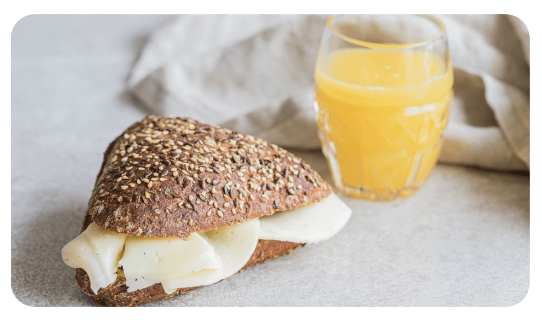 오렌지 주스와 빵