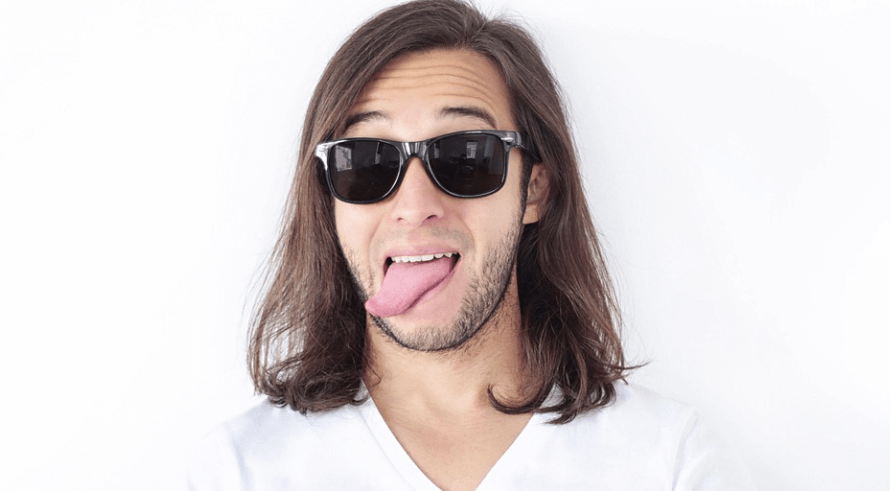 입안이 쓴 이유가 되는 혀 백태가 쌓인 남자