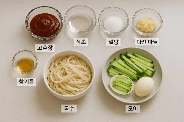 고추장, 식초, 설탕 등 비빔국수 양념장 재료가 유리볼에 담긴 모습