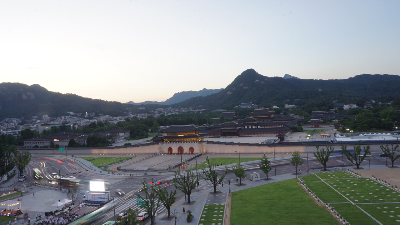 현대적 건물과 역사적 건물이 조화롭게 한 프레임에 담겼다