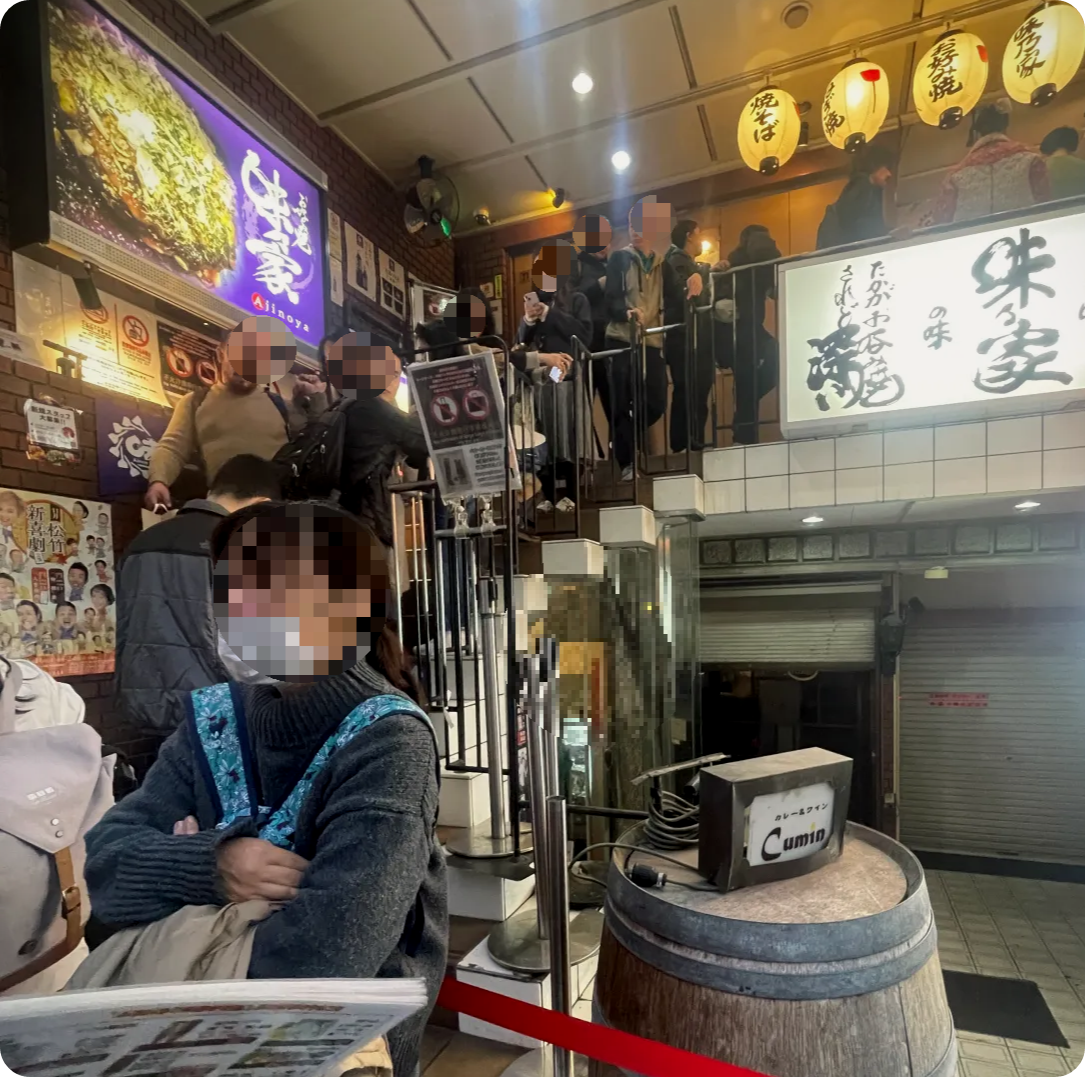 아지노야-식당앞-계단-대기줄