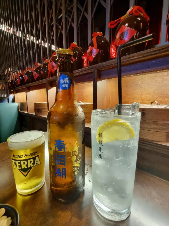 칭하이후 맥주와 레몬 꼬량볼