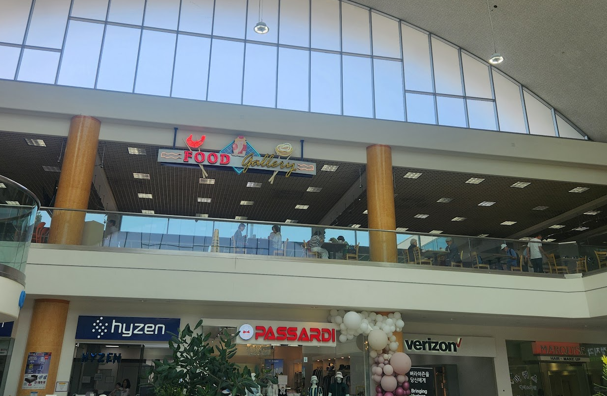 실내 2층에서 바라본 3층 푸드 코트 이미지