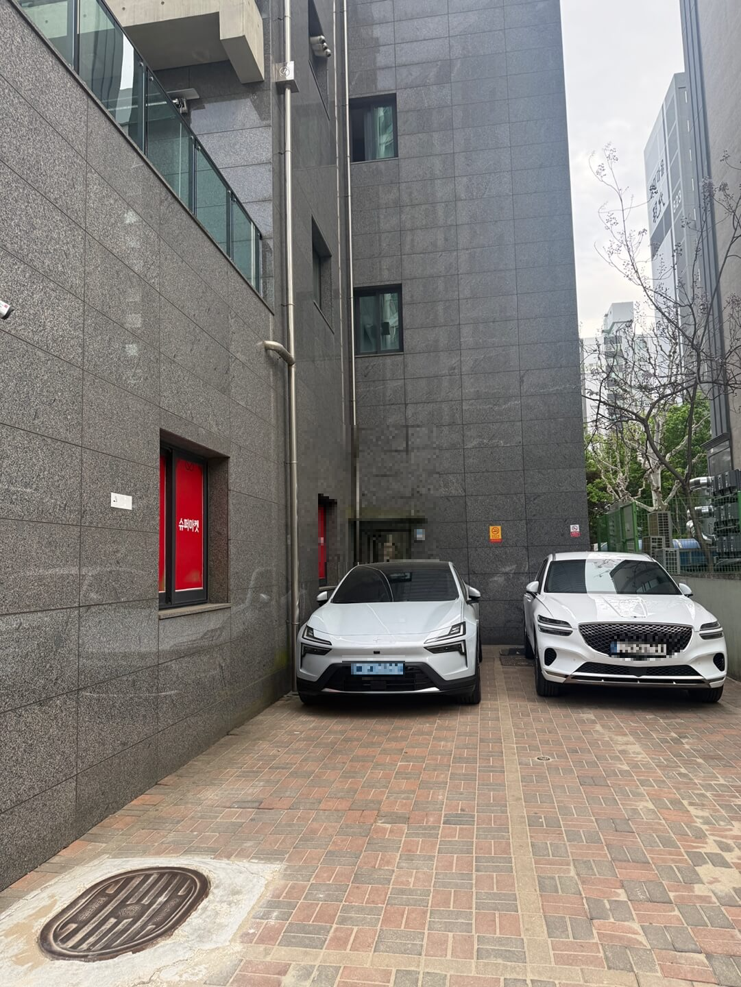 분당 여수동 쉼헤어 주차 공간 모습 홈플러스익스프레스 건물 뒤 주차장