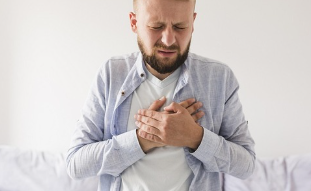 가슴 통증 원인&amp;#44; 심장질환과 근육통 구분&amp;#44; 대처 방법 총 정리 (2025 ver.)