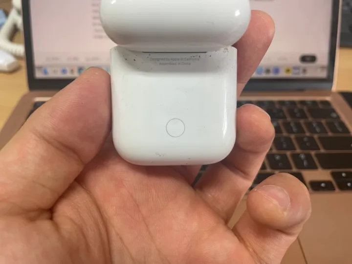 초기화할 때 누르는 에어팟 케이스 버튼