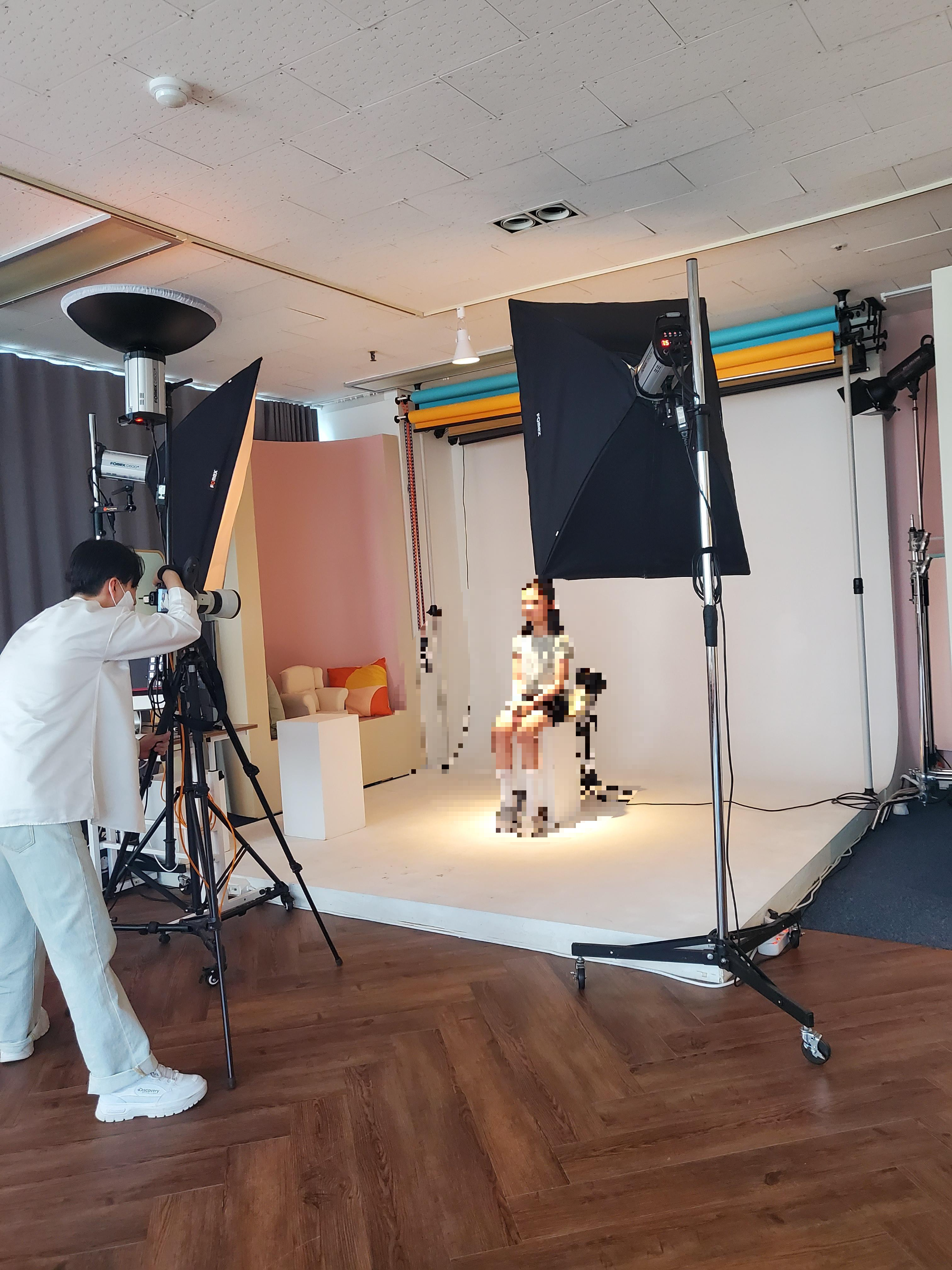 스튜디오에서 여권사진 촬영중