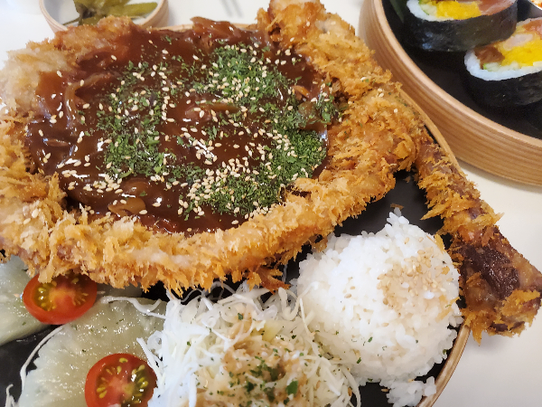 마곡-초이다이닝-뼈돈카츠-상세-밥-파인애플